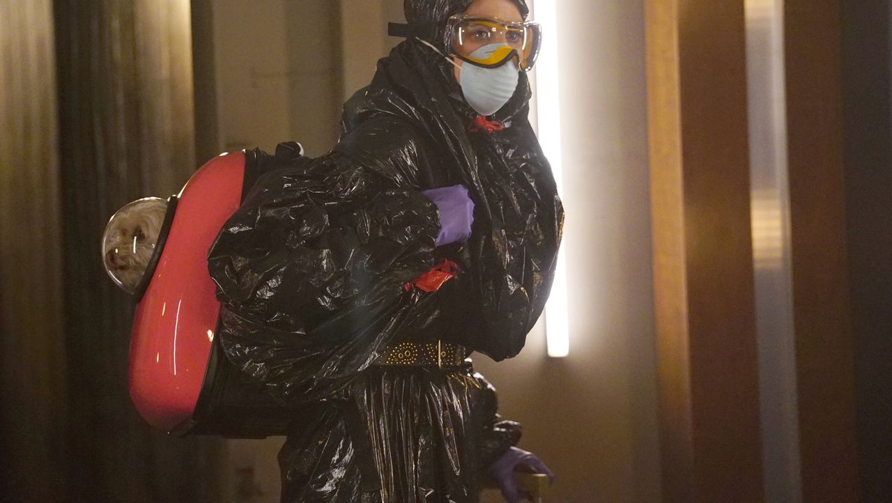 Nachdem der Virus bereits einen Großteil der Menschheit ausgerottet hat, muss auch Pamela (Kristen Wiig) einsehen, dass ihr Geld sie diese Mal nicht... - Bildquelle: Kevin Estrada 2017 Fox and its related entities. All rights reserved.
