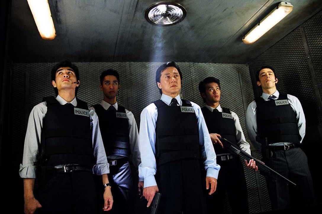 Inspektor Wing (Jackie Chan, M.) ist der beste Cop von Hongkong. Nun aber stößt seine Kunst an ihre Grenzen, und zwar ausgerechnet im Falle einer ju... - Bildquelle: E.M.S.
