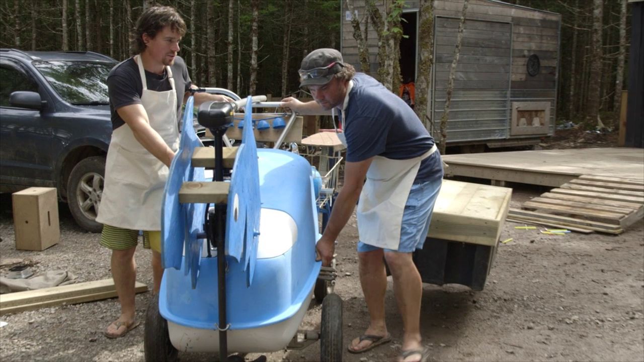 Um den Sommer in vollen Zügen auf den See genießen zu können, bauen Andrew (l.) und Kevin (r.) einen schwimmenden Eiswagen ... - Bildquelle: Brojects Ontario Ltd./Brojects NS Ltd