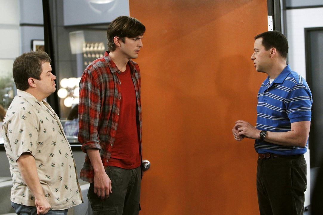 Jake und Eldridge haben ihren Highschool-Abschluss bestanden und müssen nun eine Entscheidung über ihre Zukunft treffen. Alan (Jon Cryer, r.) bittet... - Bildquelle: Warner Brothers Entertainment Inc.