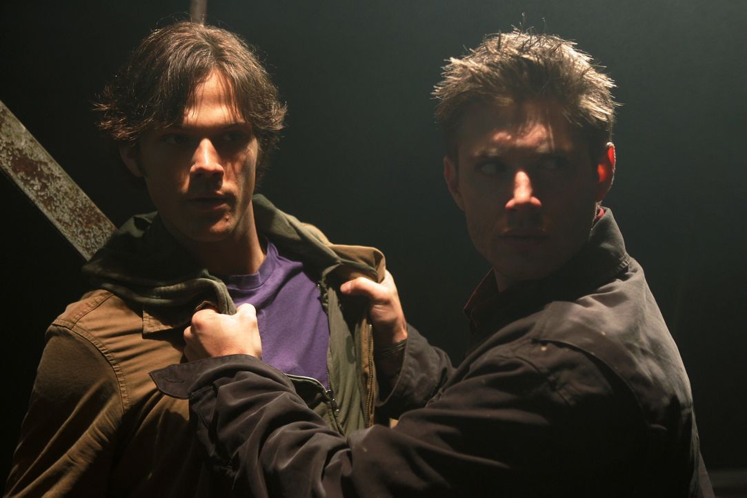 Die zwei Brüder Dean (Jensen Ackles, r.) und Sam (Jared Padalecki, l.) Winchester müssen in jungen Jahren mit ansehen, wie ihre Mutter auf mysteriös... - Bildquelle: Warner Bros. Television