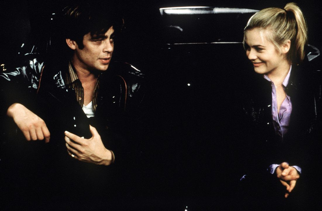 Nicht ahnend, dass Emily (Alicia Silverstone, r.) im Kofferraum des gestohlenen Autos hockt, fährt Vincent (Benicio Del Toro, l.) bei seinen Gauner-... - Bildquelle: Columbia Pictures