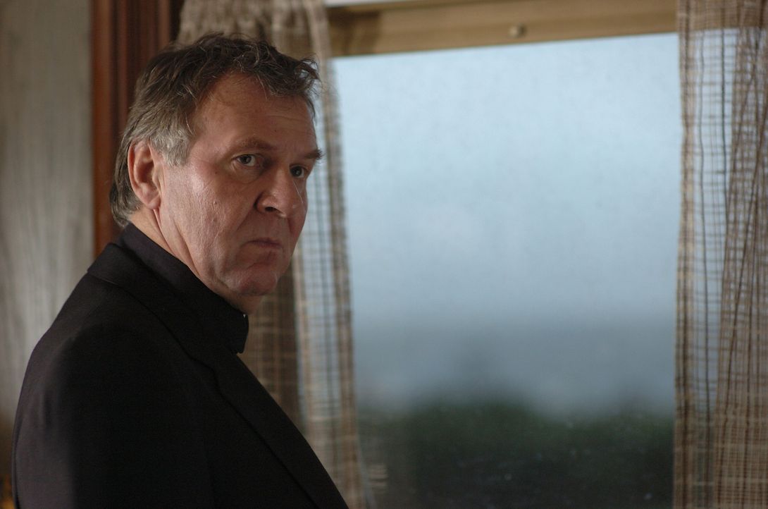 Als Pfarrer Moore (Tom Wilkinson) einen Exorzismus bei einer jungen Studentin durchführt, kommt diese dabei zu Tode. Der Geistliche wird daraufhin w... - Bildquelle: Sony Pictures Television International. All Rights Reserved.