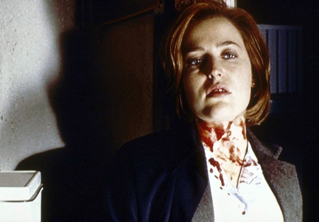 Scully (Gillian Anderson) ist tödlich getroffen worden, doch ein geheimnisvoller Unbekannter rettet ihr das Leben ... - Bildquelle: TM +   2000 Twentieth Century Fox Film Corporation. All Rights Reserved.