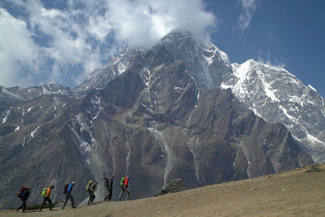 Die Doku "Everest: Mission Weltrekord" zeigt den langen und strapaziösen Weg des Expeditionsteams um Extremsportler Lukas Furtenbach. Von den Vorber... - Bildquelle: ProSieben MAXX