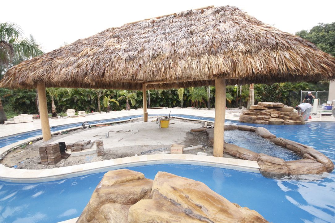 Der Außenbereich des aktuellen Vanilla Ice Projekts wird weiterhin auf Vordermann gebracht. In der Mitte des Pools soll auf einer kleinen Insel eine... - Bildquelle: 2012, DIY Network/Scripps Networks, LLC.  All Rights Reserved