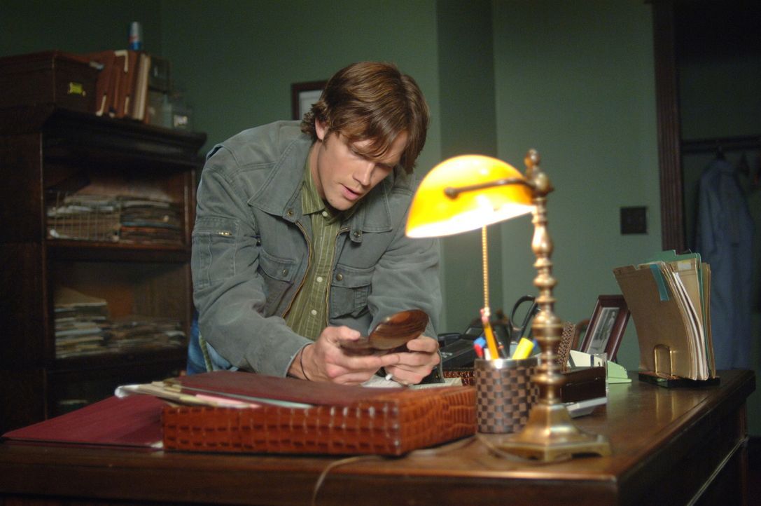 Sam (Jared Padalecki) und sein Bruder Dean entdecken in einem Geheimversteck ihres Vaters in New York eine verzauberte Hasenpfote. Wer sie berührt,... - Bildquelle: Warner Bros. Television