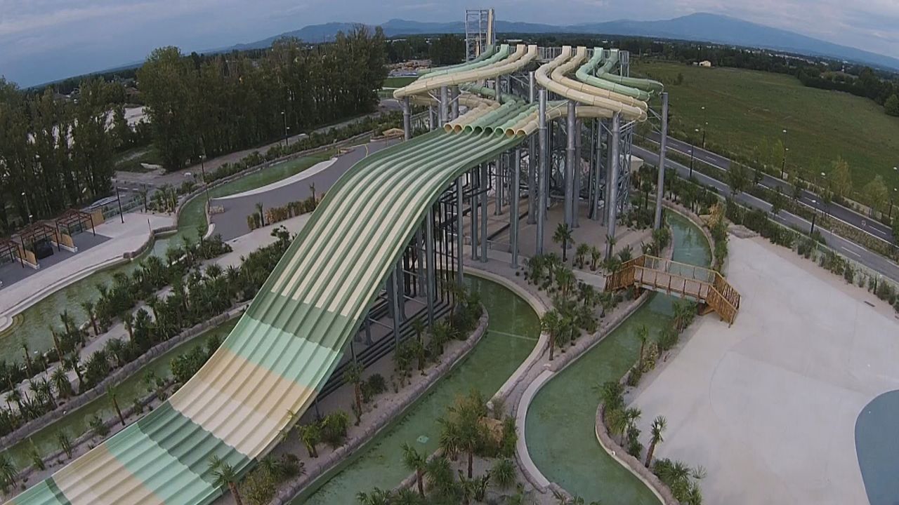 Die absoluten Highlights im Wasserpark Splashworld in der französischen Provence sind eine Surf-Simulator, eine Freifall-Rutsche und natürlich mehre... - Bildquelle: 2016, The Travel Channel, L.L.C. All Rights Reserved.