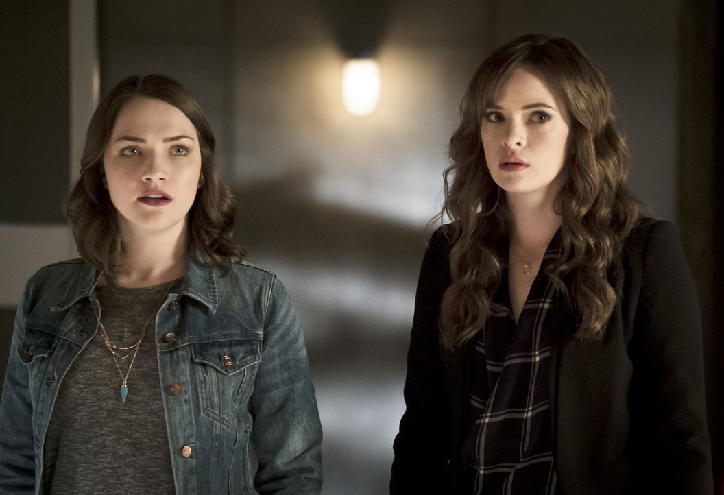 Noch ahnen Jesse (Violett Beane, l.) und Caitlin (Danielle Panabaker, r.) nicht, dass schon bald nichts mehr so sein wird, wie es mal war ... - Bildquelle: Warner Bros. Entertainment, Inc.