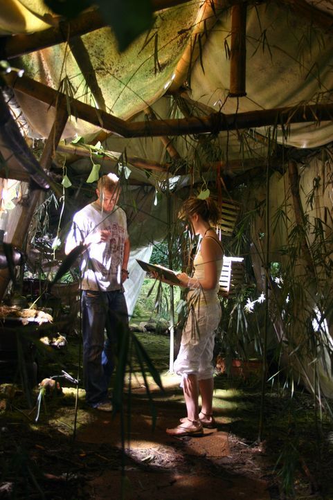 Als Liz (Jewel Staite, r.) und Jake (Kellan Lutz, l.) mitten im Dschungel eine verlassene Hütte entdecken, stoßen sie auf ein Tagebuch, in dem von m... - Bildquelle: Voltage Pictures