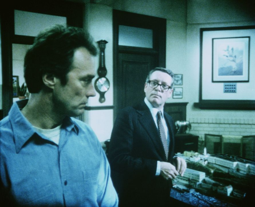 Dem Direktor (Patrick McGoohan, r.) ist der neue Gefangene und als notorischer Ausbrecherkönig bekannte Morris (Clint Eastwood, l.) ein Dorn im Auge... - Bildquelle: Paramount Pictures