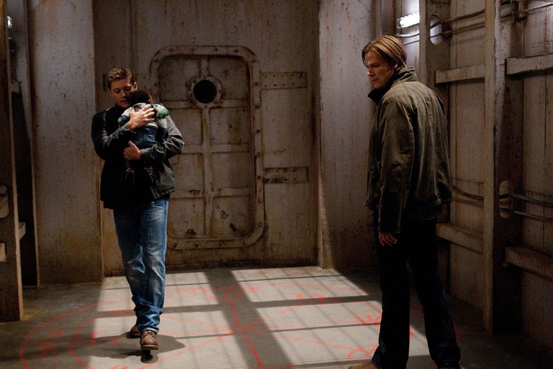 Nur zusammen können Sam (Jared Padalecki, r.) und Dean (Jensen  Ackles, l.) hinter das Geheimnis der Formwandler und des Babys kommen ... - Bildquelle: Warner Bros. Television