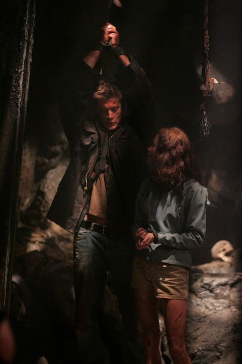 Haley (Gina Holden, r.) versucht Dean (Jensen Ackles, l.) zu befreien - doch wird sie es rechtzeitig schaffen? - Bildquelle: Warner Bros. Television