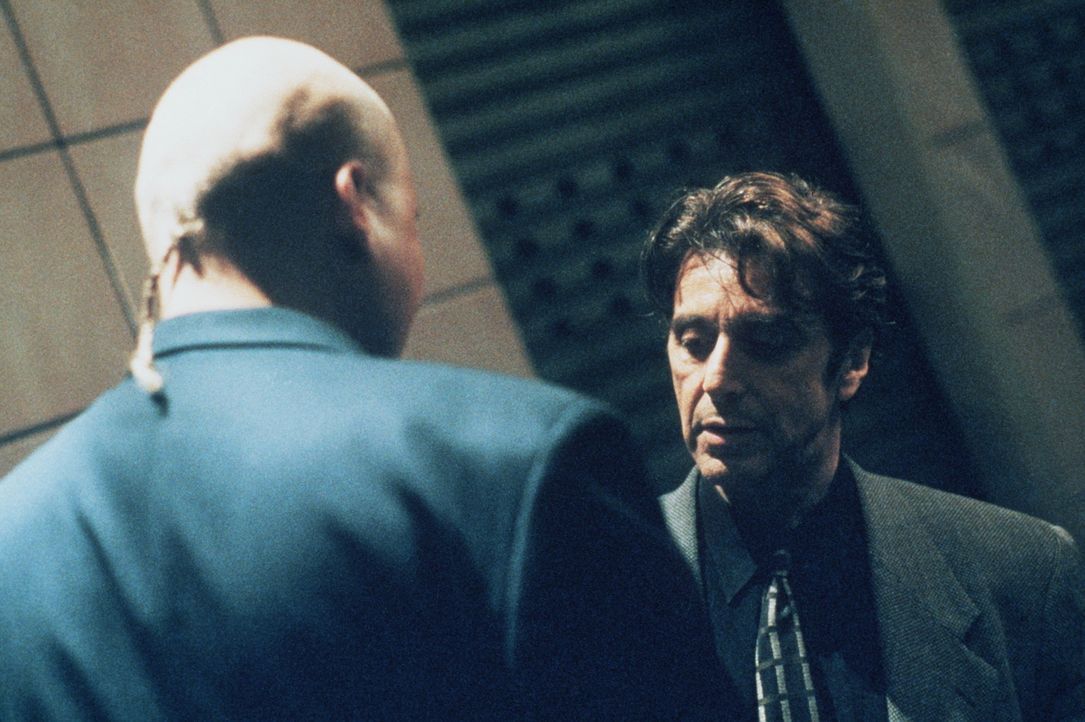 Detektive Vincent Hanna (Al Pacino, r.) stößt per Zufall auf eine heiße Spur. Es kommt zu einem Treffen mit den Profi-Gangstern ... - Bildquelle: Warner Bros.