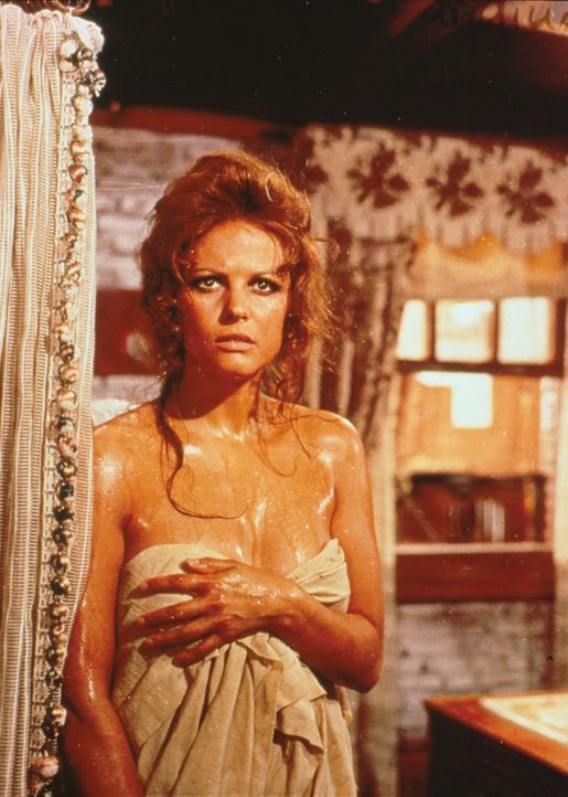 Die schöne Jill (Claudia Cardinale) wird im Bad überrascht ... - Bildquelle: Paramount Pictures