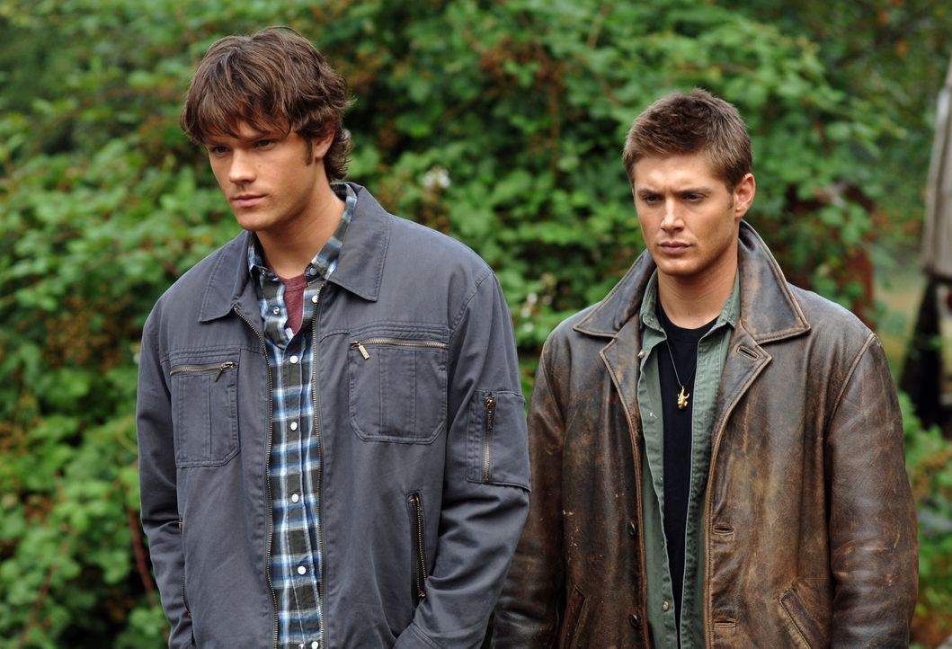 Sam (Jared Padalecki, l.) und Dean (Jensen Ackles, r.) gehen dem Verschwinden eines jungen Mädchens nach und stoßen auf weitere, in diesem See ertru... - Bildquelle: Warner Bros. Television