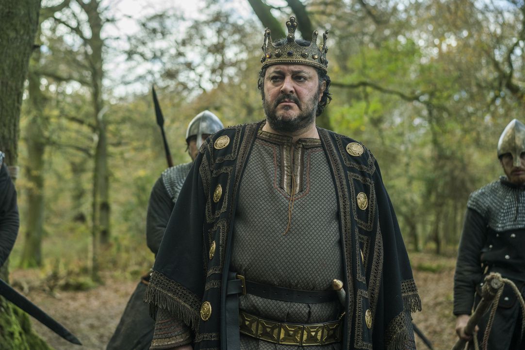 In Northumbria wird Ragnar von König Aelle (Ivan Kaye) mit offenen Armen empfangen. Jahrelang hat dieser den Tag herbeigesehnt, an dem er sich an Ra... - Bildquelle: 2016 TM PRODUCTIONS LIMITED / T5 VIKINGS III PRODUCTIONS INC. ALL RIGHTS RESERVED.