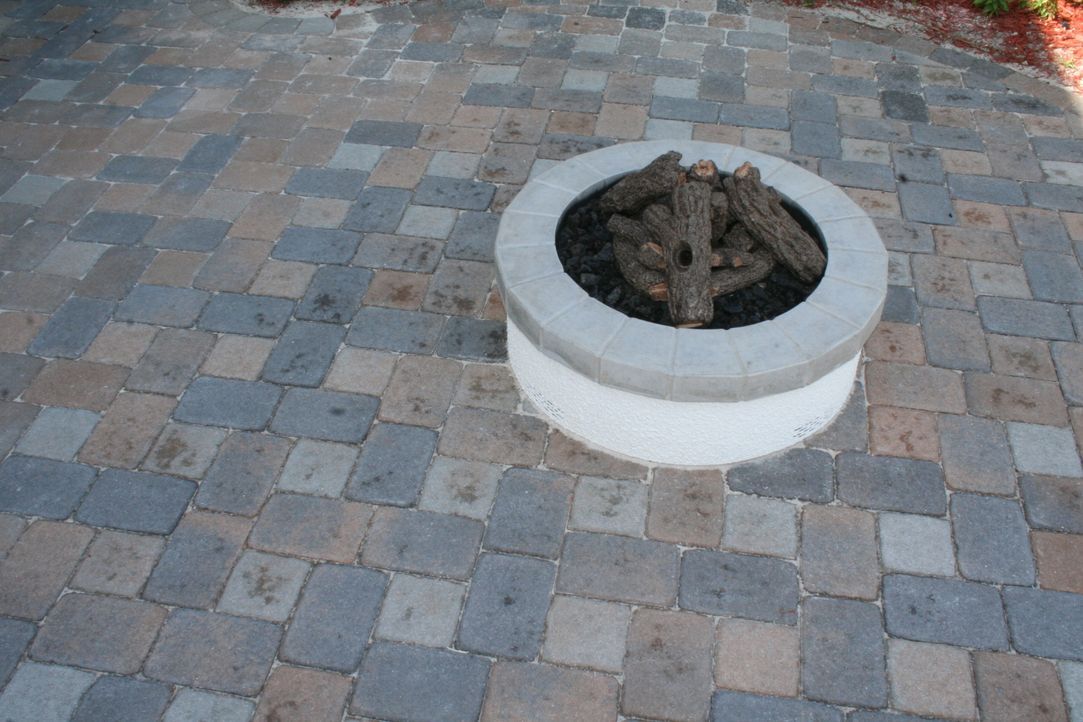 Eine neue Feuerstelle im Garten ist nur eines der neuen Features, die Vanilla Ice und sein Team bauen ... - Bildquelle: 2010, DIY Network/Scripps Networks, LLC.  All Rights Reserved