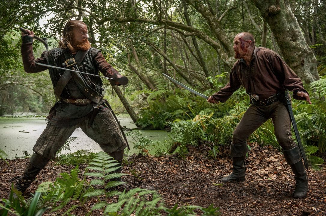 Ein Kampf auf Leben und Tod: Israel Hands (David Wilmot, l.) und Captain Flint (Toby Stephens, r.) ... - Bildquelle: David Bloomer 2017 Starz Entertainment, LLC