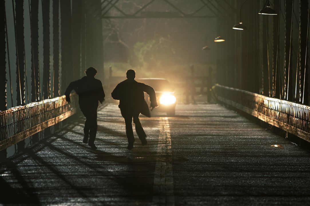 Rennen um ihr Leben: Dean (Jensen Ackles, r.) und Sam (Jared Padalecki, l.) ... - Bildquelle: Warner Bros. Television