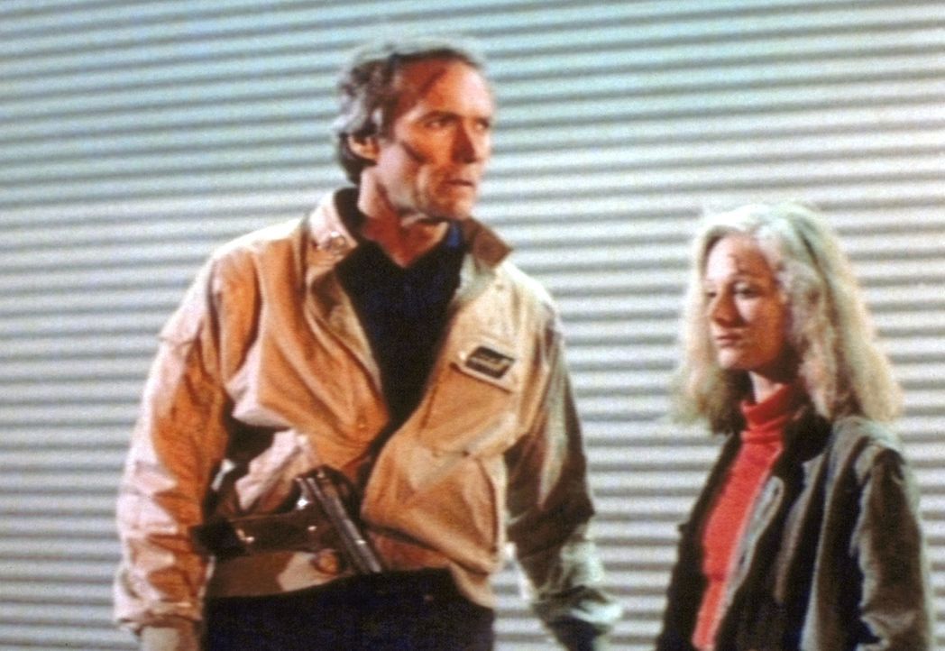 Harry (Clint Eastwood, l.) kommt Jennifer (Sondra Locke, r.) bald auf die Spur und erkennt, dass sie die gesuchte Mörderin ist ... - Bildquelle: Warner Bros.
