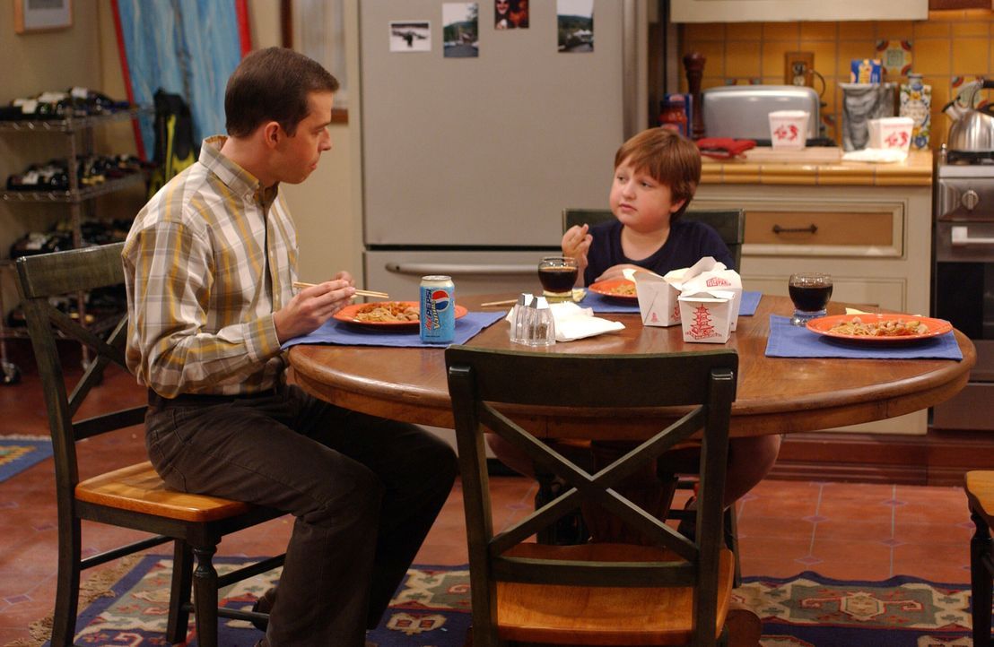 Jake (Angus T. Jones, r.) hat seiner Lehrerin den Mittelinger gezeigt – jetzt droht ihm der Schulverweis. Alan (Jon Cryer, l.) ist außer sich ... - Bildquelle: Warner Bros. Television