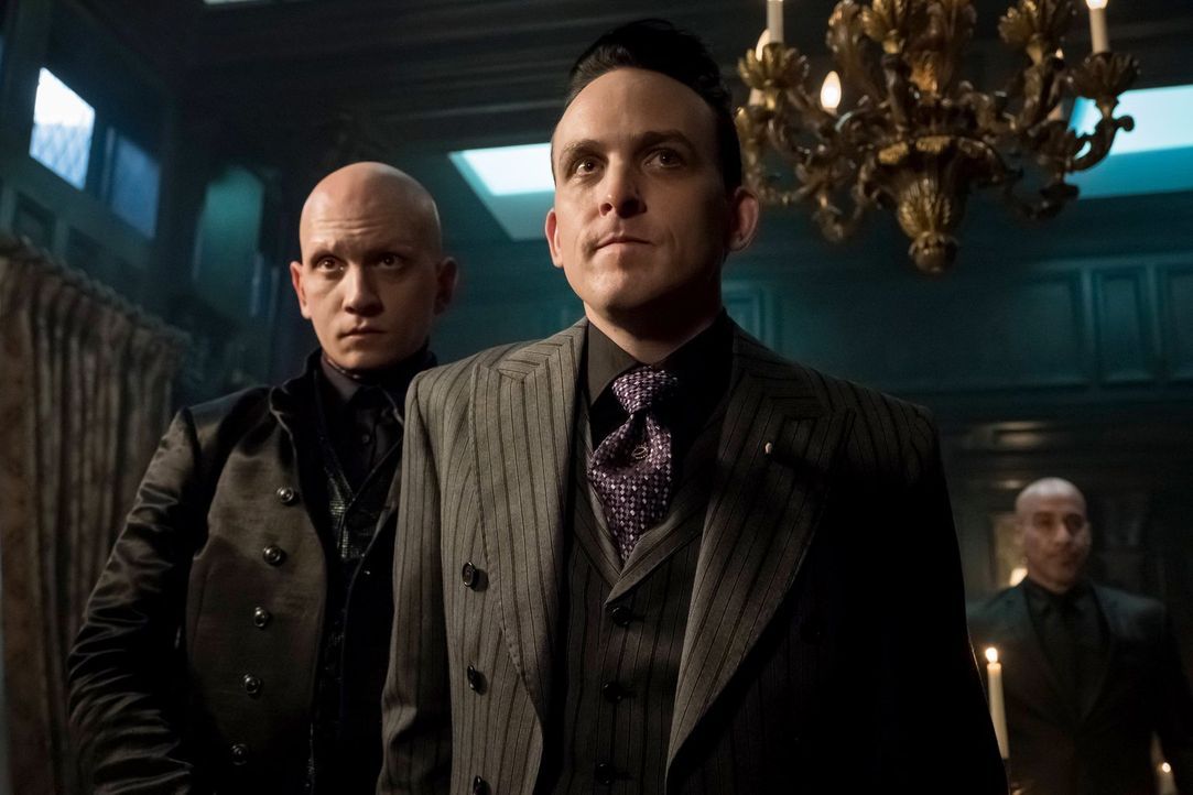 Victor (Anthony Carrigan, l.) und Pinguin (Robin Lord Taylor, r.) gefällt Sofias Rückkehr nach Gotham ganz und gar nicht, denn er wittert eine Revol... - Bildquelle: 2017 Warner Bros.