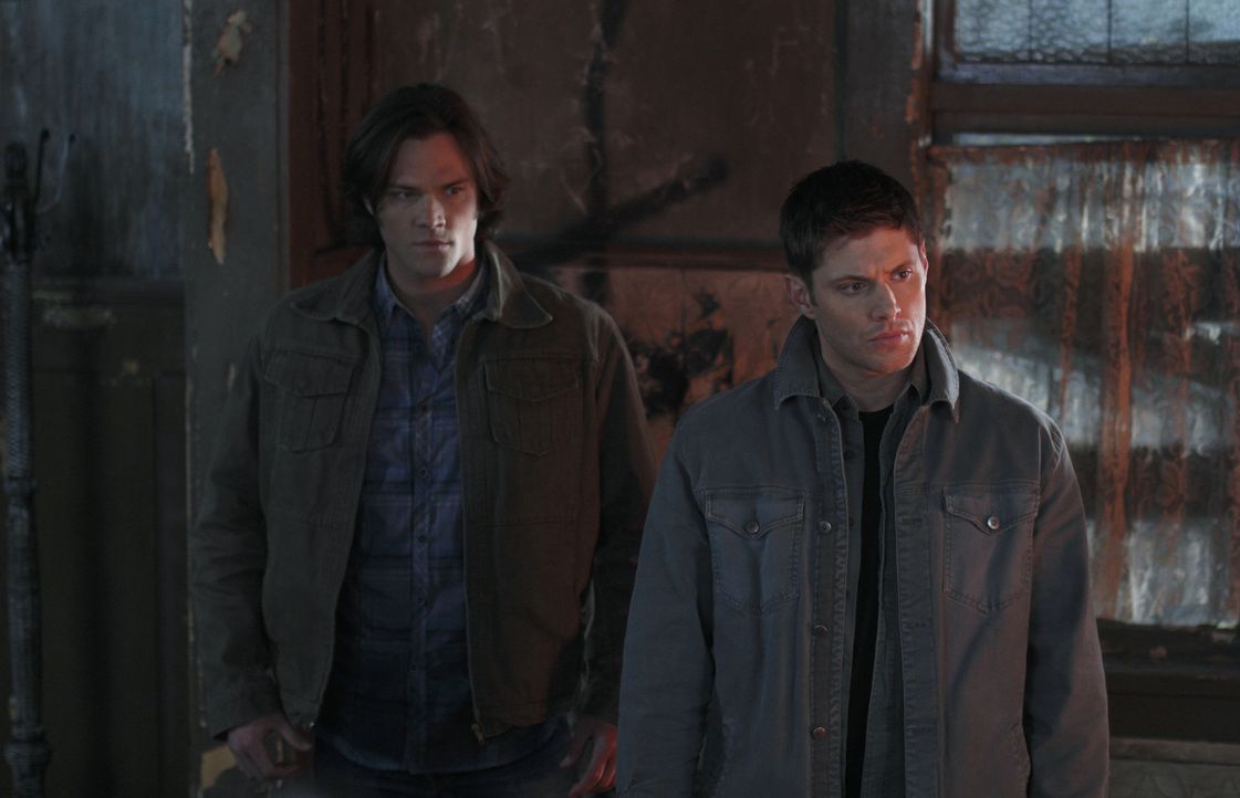 Im Kampf gegen das Böse: Sam (Jared Padalecki, l.) und Dean (Jensen Ackles, r.) ... - Bildquelle: Warner Brothers