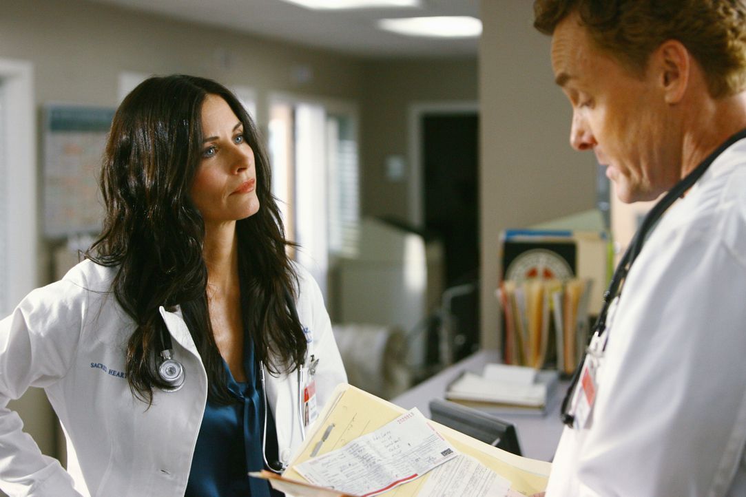 Dr. Cox (John C. McGinley, r.) ist genervt, und zwar von der neuen Chefärztin Dr. Maddox (Courteney Cox, l.), denn er verdächtigt sie, sich nicht an... - Bildquelle: Touchstone Television