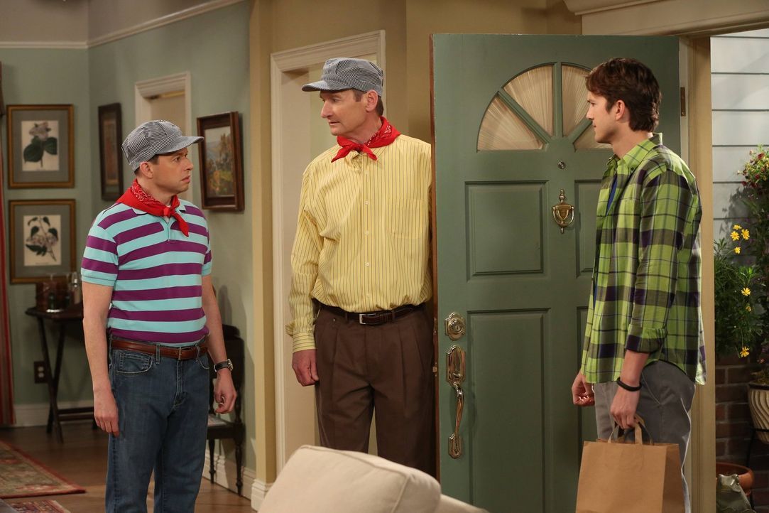 Nachdem Herb (Ryan Stiles, M.) von Judith verlassen wurde, bläst er Trübsal. Walden (Ashton Kutcher, r.) und Alan (Jon Cryer, l.) machen sich Sorgen... - Bildquelle: Warner Brothers Entertainment Inc.