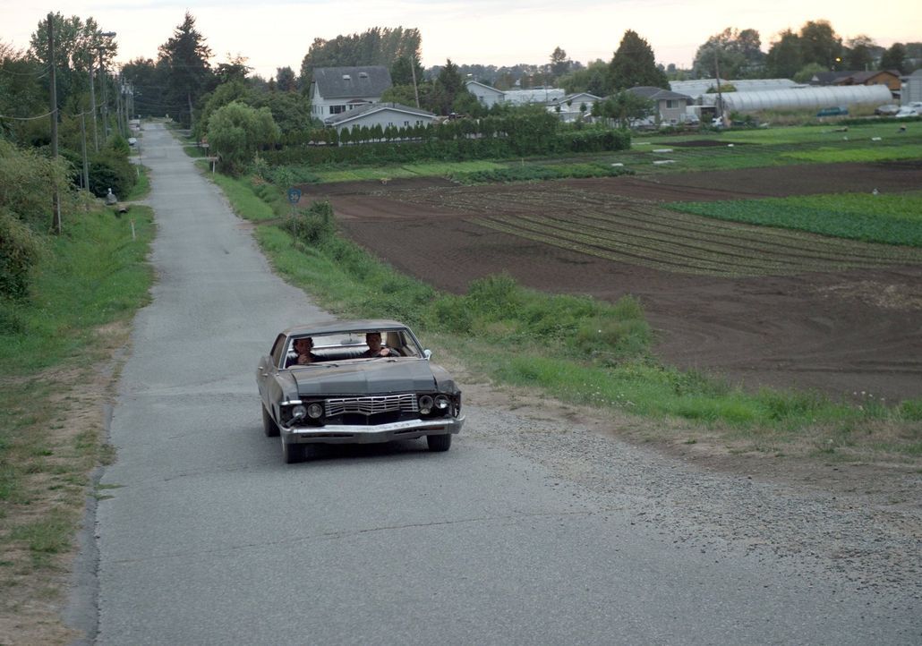 Für Sam (Jared Padalecki, l.) und Dean (Jensen Ackles, r.) ist der alte Impala mehr als ein Auto ... Auch im Kampf gegen die Monster und Dämonen ist... - Bildquelle: 2014 Warner Brothers
