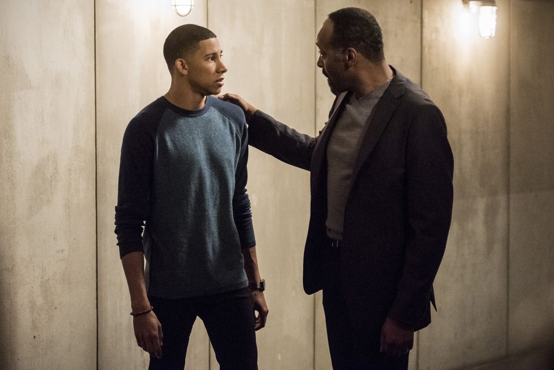 Noch ahnt Joe (Jesse L. Martin, r.) nicht, wie sehr Wally (Keiynan Lonsdale, l.) sich wünscht, ebenfalls ein Speedster zu sein ... - Bildquelle: 2016 Warner Bros.