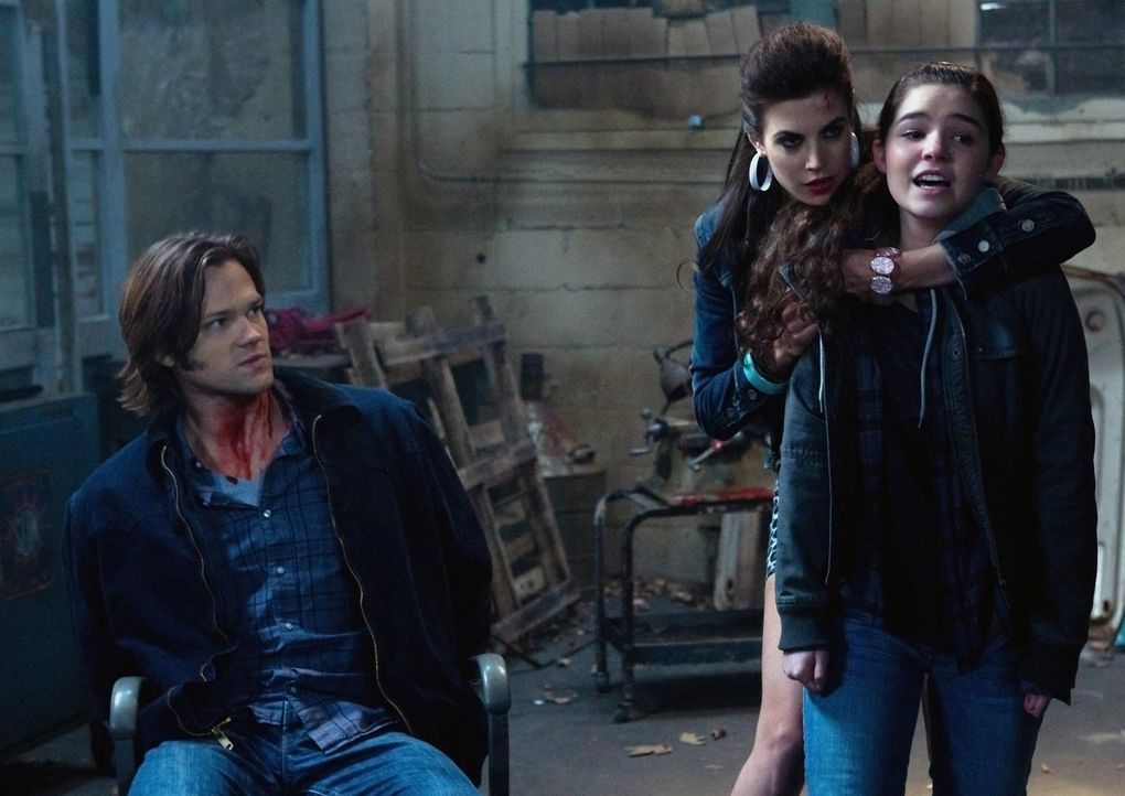 Was hat Sally (Meghan Ory, M.) nur mit Sam (Jared Padalecki, l.) und Krissy (Madison McLaughlin, r.) vor? - Bildquelle: Warner Bros. Television