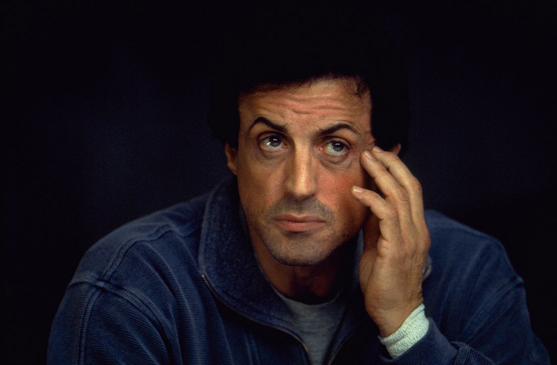FBI-Agent Jake Malloy (Sylvester Stallone) ist völlig am Boden zerstört: Er hat bereits mehrere seiner Kollegen verloren, die Opfer eines grausamen... - Bildquelle: Universal Pictures