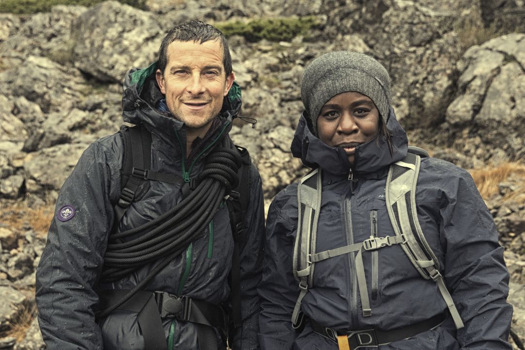 Bear Grylls (l.); Uzo Aduba (r.) - Bildquelle: © 2017, Electus and ES2 Productions, LLC