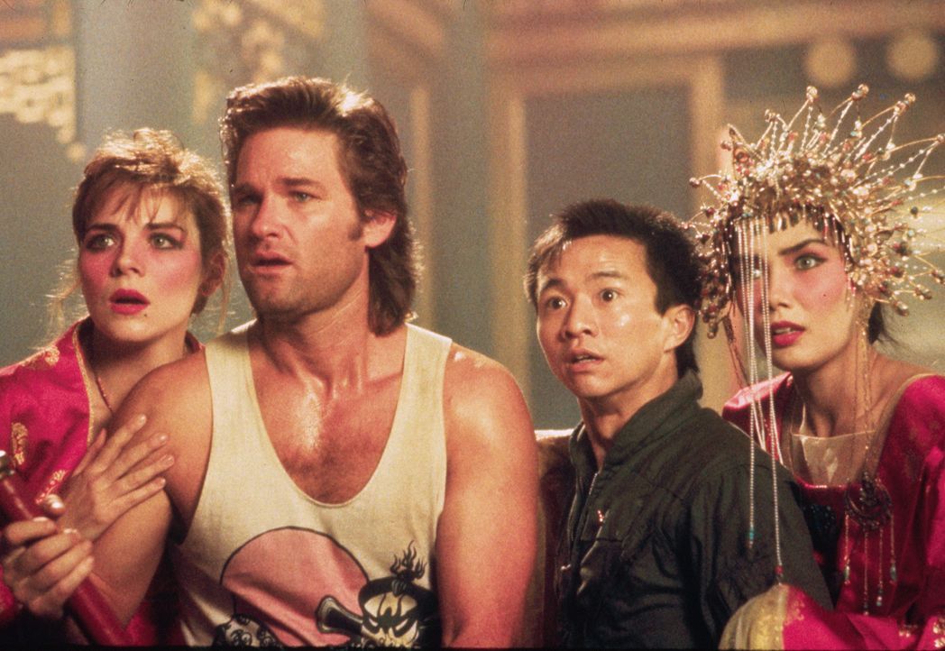 Jack (Kurt Russell, 2.v.l.) und seine Freunde Gracie (Kim Cattrall, l.), Wang Chi (Dennis Dun, 2.v.r.) und Miao Yin (Suzee Pai, r.) haben einen gefä... - Bildquelle: 1986 Twentieth Century Fox Film Corporation. All rights reserved.