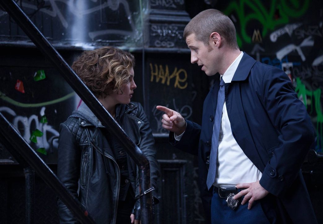 Selina "Cat" Kyle (Camren Bicondova, l.) hat James Gordon (Ben McKenzie, r.) versprochen, ihm bei der Aufklärung des Mordes von Bruce Waynes Eltern... - Bildquelle: Warner Bros. Entertainment, Inc.