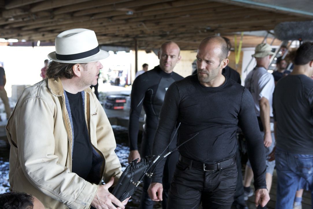 Am Set: Regisseur Simon West, l. und Hauptdarsteller Jason Statham, r. - Bildquelle: 2010 SCARED PRODUCTIONS, INC.