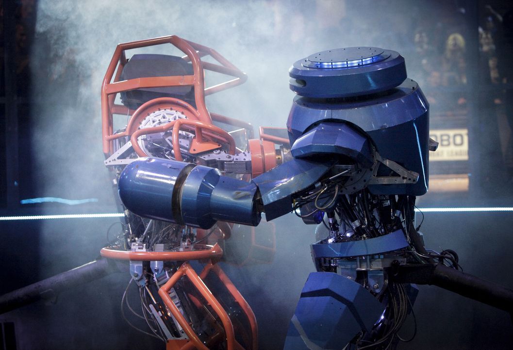 Um den gegnerischen Roboter zu besiegen, sind clevere Taktik und kraftvolle Angriffe gefragt. Wer wird das Rennen machen? - Bildquelle: Nicole Wilder 2012 Syfy Media LLC