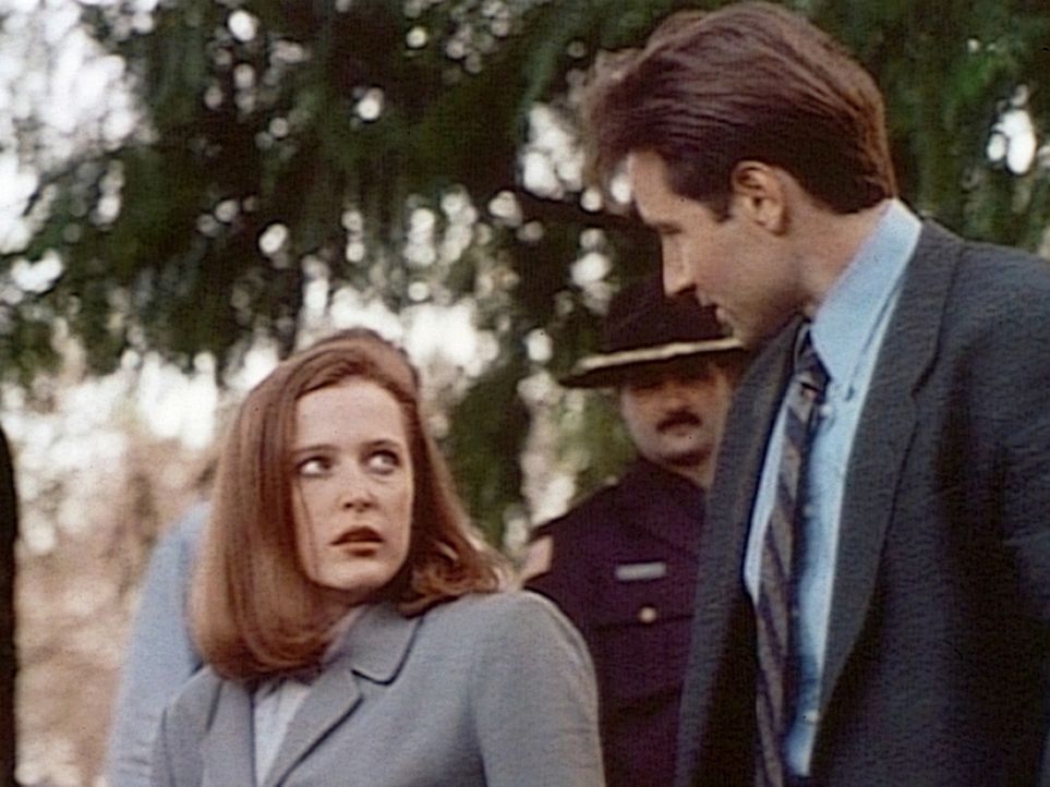Die FBI-Agentin Dana Scully (Gillian Anderson, l.) steht der Theorie ihres Partners Fox Mulder (David Duchovny, r.), dass vier Jugendliche von außer... - Bildquelle: TM +   Twentieth Century Fox Film Corporation. All Rights Reserved.