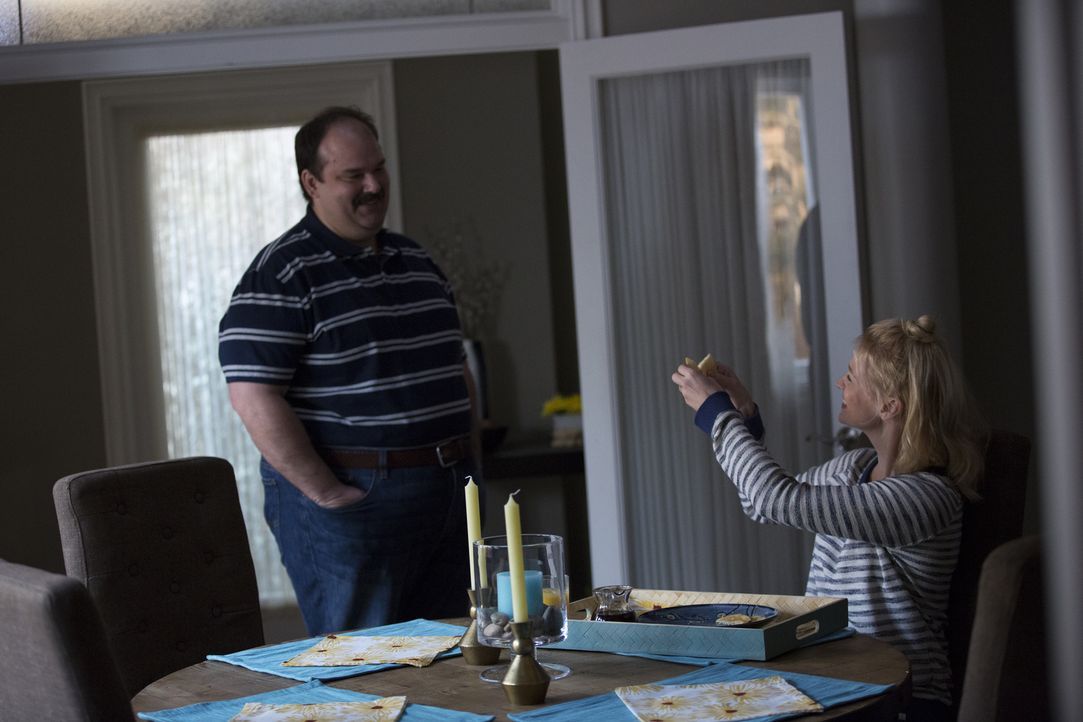 Todd (Mel Rodriguez, l.) kommen Zweifel an Melissas (January Jones, r.) Liebe zu ihm - und die Ankunft eines weiteren Mannes, macht die Zweifel nich... - Bildquelle: 2015 Fox and its related entities.  All rights reserved.