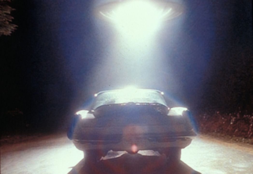 Ein Ufo stoppt den Wagen von zwei jungen Leuten und entführt sie. Aber sind die Entführer auch wirklich Außerirdische? - Bildquelle: TM +   Twentieth Century Fox Film Corporation. All Rights Reserved.