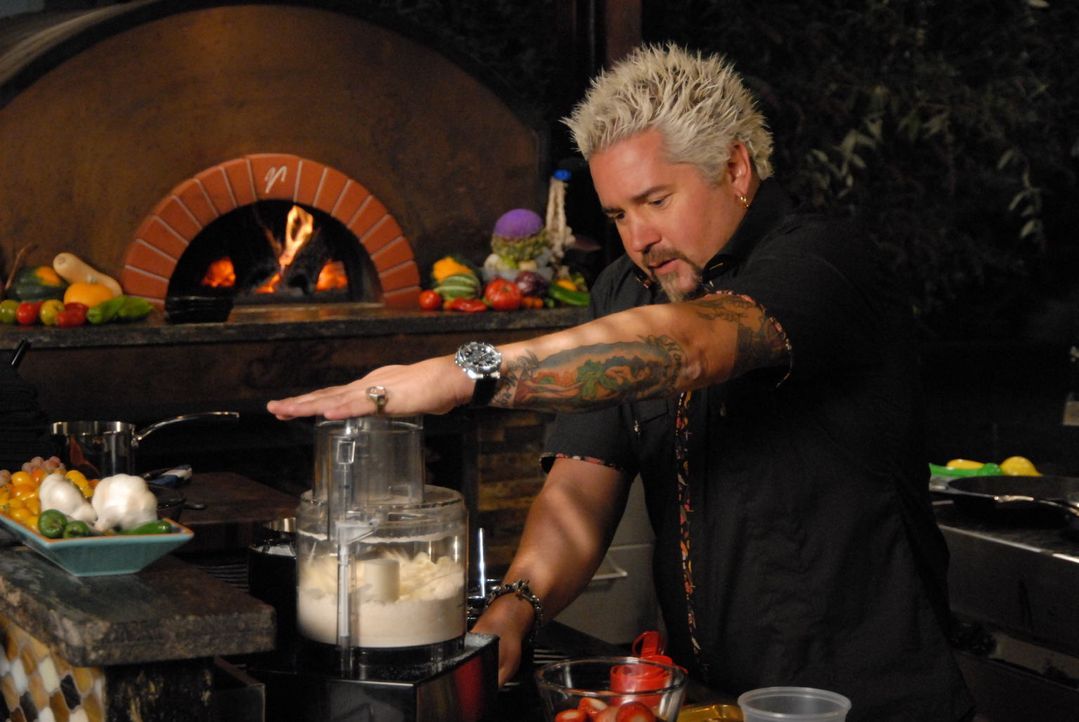 Genauso außergewöhnlich wie sein Look, sind seine Kreationen. Guy Fieri liebt es, beim Kochen zu experimentieren und jedem Gericht das besondere Etw... - Bildquelle: 2012, Television Food Network, G.P. All Rights Reserved.