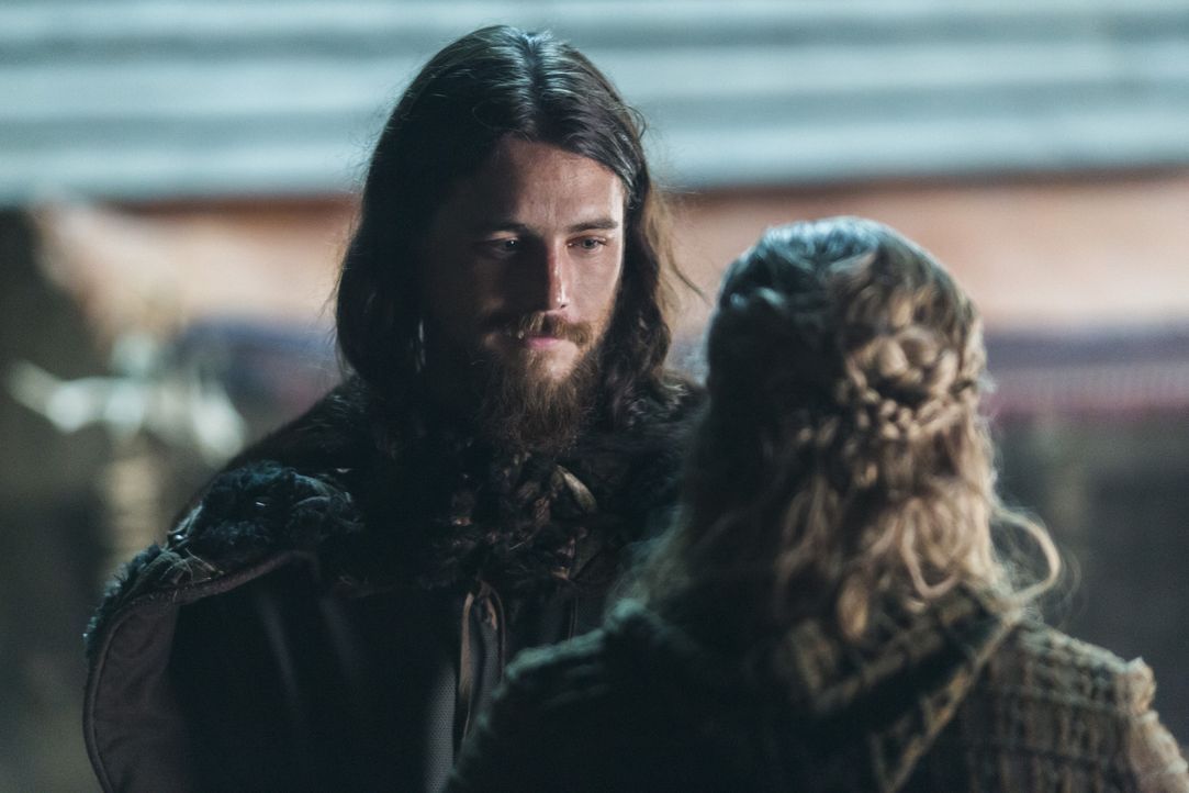 Verfolgen sie die gleichen Pläne? Lagertha (Katheryn Winnick, r.) und Jarl Kalf (Ben Robson, l.) ... - Bildquelle: 2016 TM PRODUCTIONS LIMITED / T5 VIKINGS III PRODUCTIONS INC. ALL RIGHTS RESERVED.