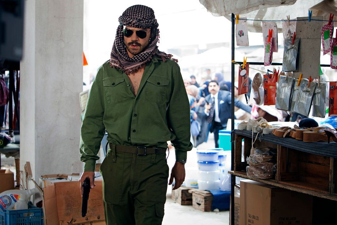 Sein Leben nimmt eine unerwartete Wendung, als er gezwungen wird, das Double von Saddam Husseins Sohn Uday zu spielen: der einfache irakische Soldat... - Bildquelle: Sofie Silbermann 2013, Falcom Media