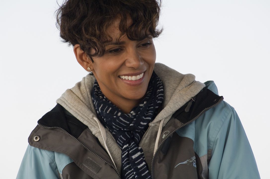Seit einem Jahr war die Hai-Expertin Kate Mathieson (Halle Berry) nicht mehr im Meer, doch die Geldprobleme zwingen sie zu einem gefährlichen Schrit... - Bildquelle: Magnet Media Group USA; MMP Dark Tide UK; Film Afrika Worldwide (Pty) Limited South Africa