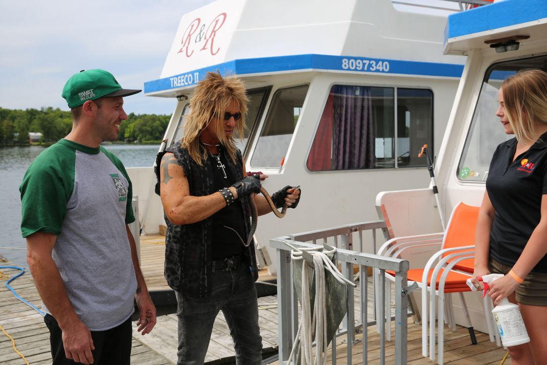 Billy und sein Freund Derick sind im Feriengebiet unterwegs, um ein Hausboot... - Bildquelle: © Boat Rocker Rights