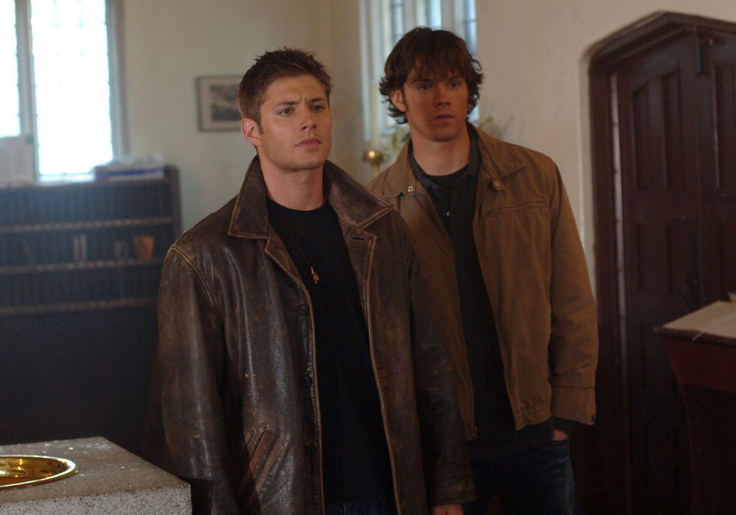 Sam (Jared Padalecki, r.) und Dean Winchester (Jensen Ackles, l.) müssen die Knochen eines Geistes finden und diese zerstören, wenn sie Lori und ihr... - Bildquelle: Warner Bros. Television