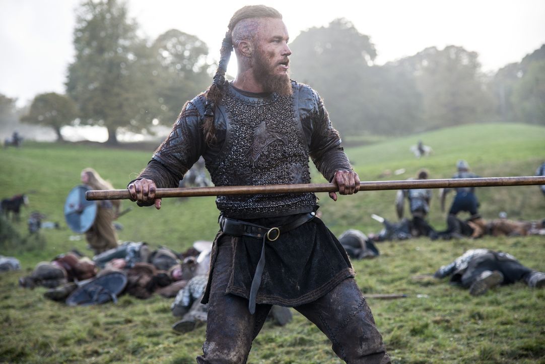 Ragnar (Travis Fimmel) und seine Krieger marschieren in Richtung König Egberts Residenz und werden von einem brutalen Willkommenskommando begrüßt ..... - Bildquelle: 2014 TM TELEVISION PRODUCTIONS LIMITED/T5 VIKINGS PRODUCTIONS INC. ALL RIGHTS RESERVED.