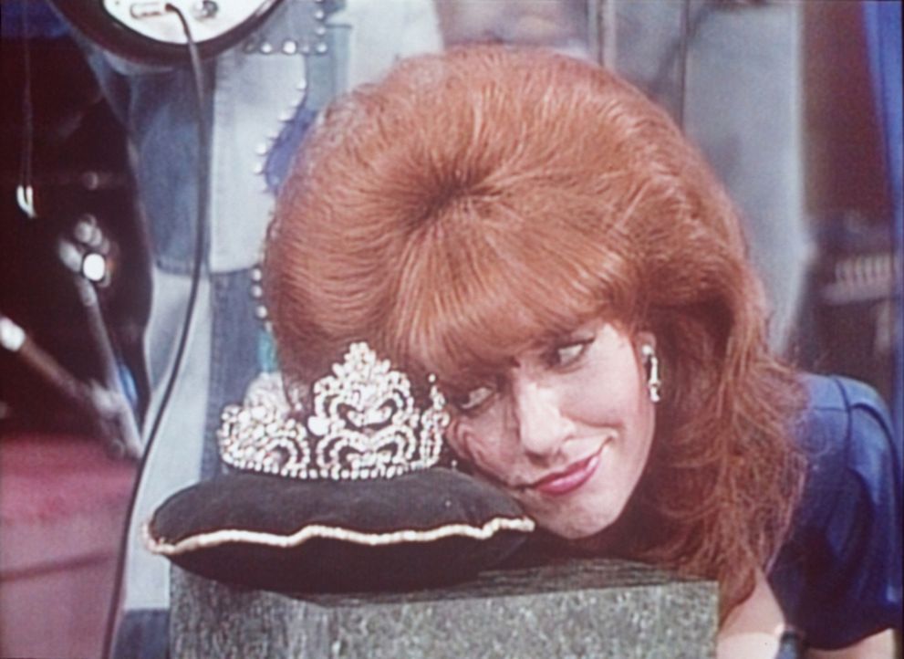 Diese Krone möchte Peggy (Katey Sagal) tragen - als Ballkönigin. - Bildquelle: Sony Pictures Television International. All Rights Reserved.